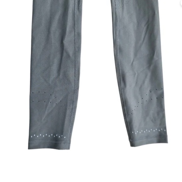 Lululemon In Focus Run Tight – Grey Sage – Size 2 - Picture 5 of 7